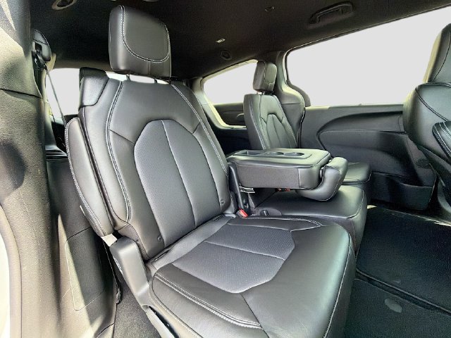 New 2027 Chrysler Pacifica Select FWD image 29