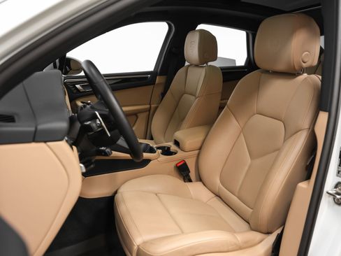 Certified 2023 Porsche Macan AWD/4WD image 5