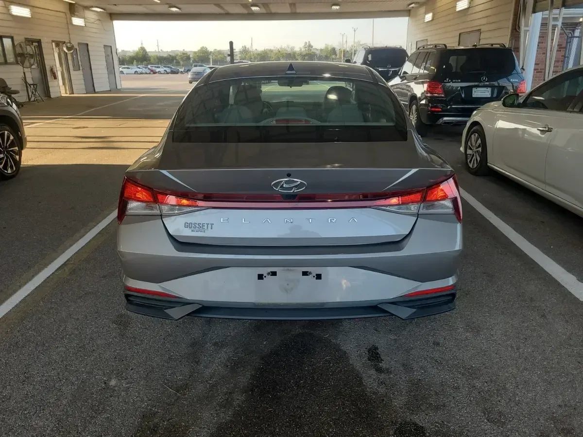 Used 2023 Hyundai Elantra SEL w/ Convenience Package FWD image 3