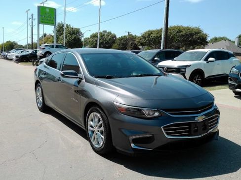 Used 2018 Chevrolet Malibu LT w/ Leather Package FWD image 4