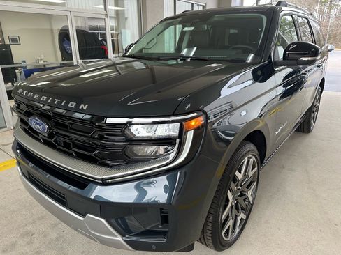 New 2026 Ford Expedition Platinum image 3