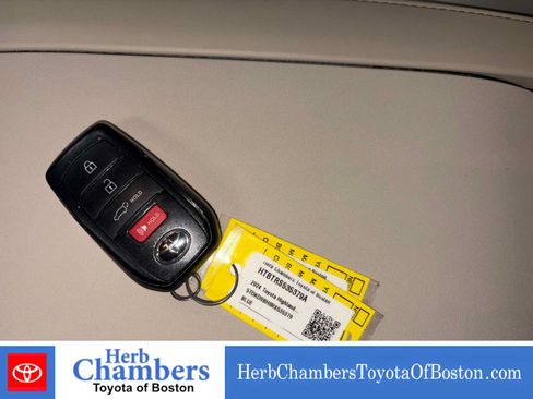 Used 2024 Toyota Highlander XLE AWD/4WD image 10