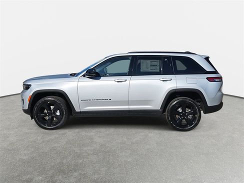 New 2025 Jeep Grand Cherokee Limited w/ Black Appearance Package image 8