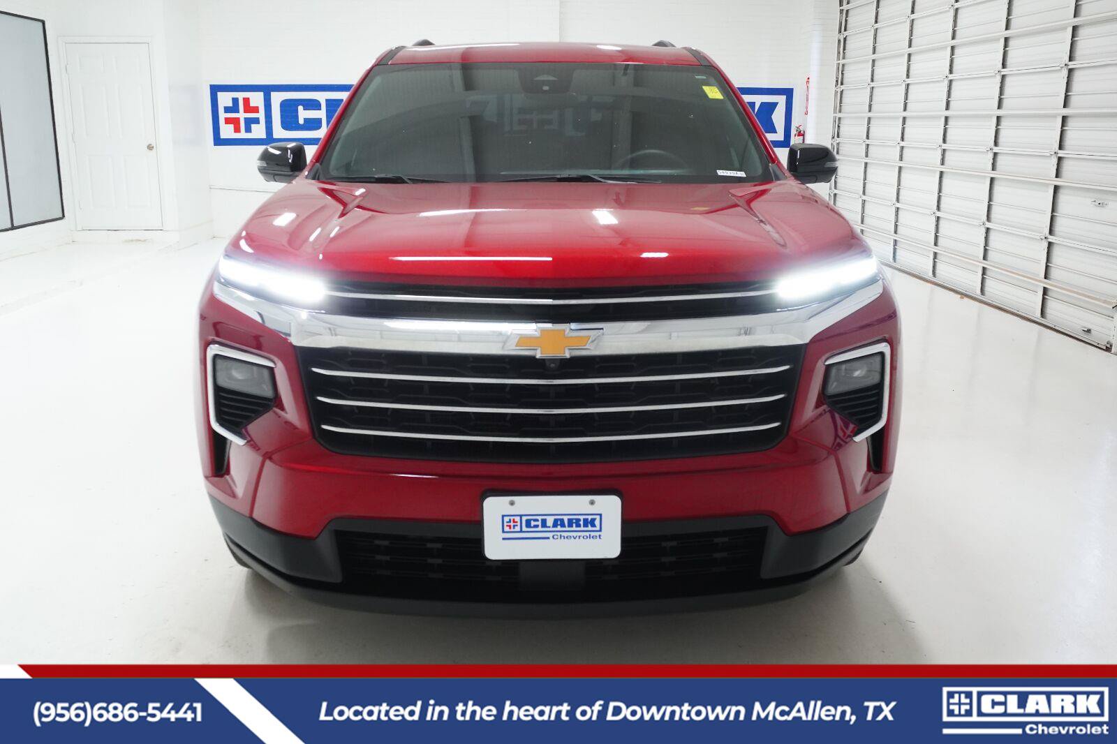 Used 2025 Chevrolet Traverse LT w/ Driver Confidence Package FWD image 2