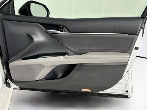 Used 2018 Toyota Camry XLE image 32