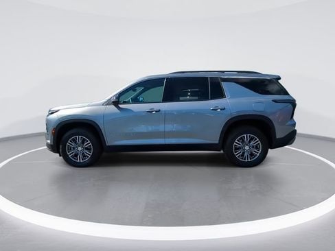 Used 2025 Chevrolet Traverse LT FWD image 5