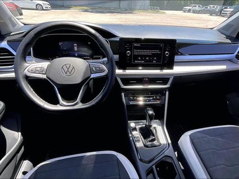 Used 2025 Volkswagen Taos SE w/ Panoramic Sunroof Package FWD image 3