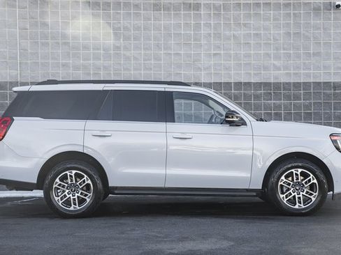 Certified 2025 Ford Expedition Active image 4