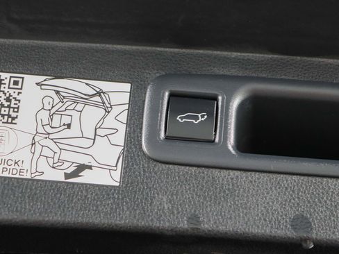 Used 2024 Toyota Highlander Limited image 34