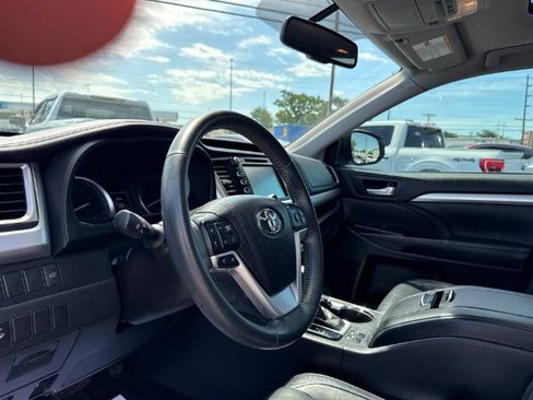 Used 2016 Toyota Highlander XLE FWD image 18