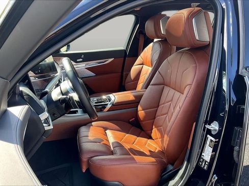 Used 2024 BMW 760i xDrive w/ Executive Package AWD/4WD image 7