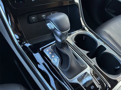 Used 2024 Kia Carnival EX image 24