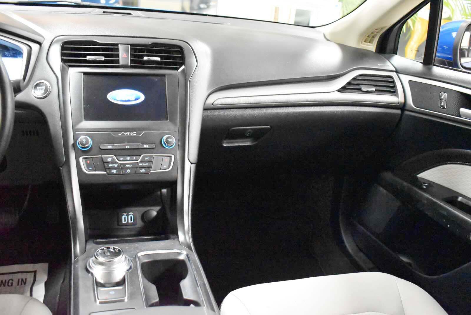 Used 2020 Ford Fusion SE w/ Equipment Group 151A FWD image 15