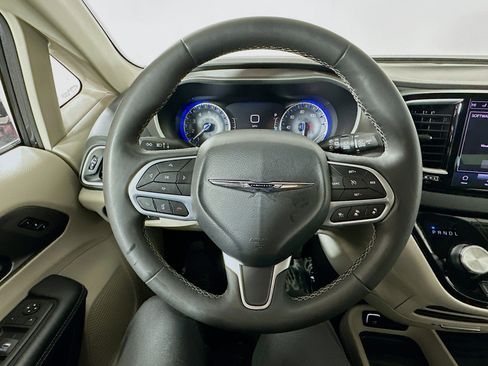 Used 2023 Chrysler Pacifica Touring-L image 11