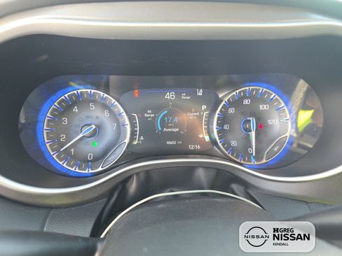 Used 2024 Chrysler Pacifica Touring-L FWD image 10