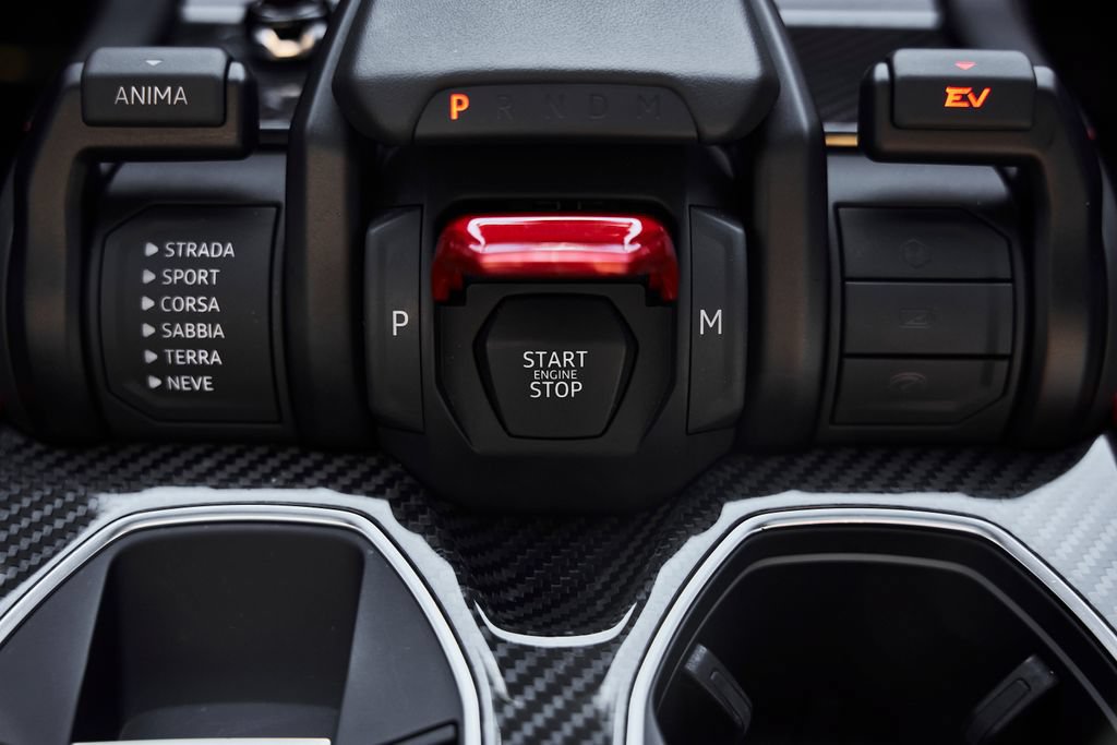 Used 2025 Lamborghini Urus SE AWD/4WD image 67