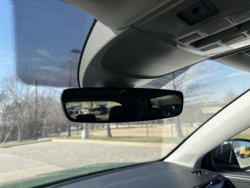 Certified 2025 Volkswagen Taos SE image 25