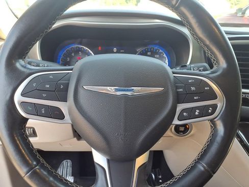 Used 2021 Chrysler Pacifica Touring-L FWD image 7