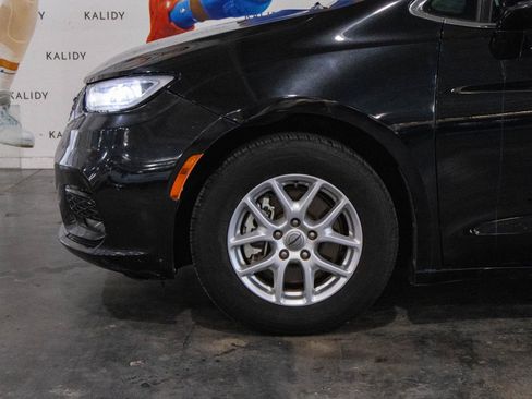 Used 2022 Chrysler Pacifica Touring-L image 15