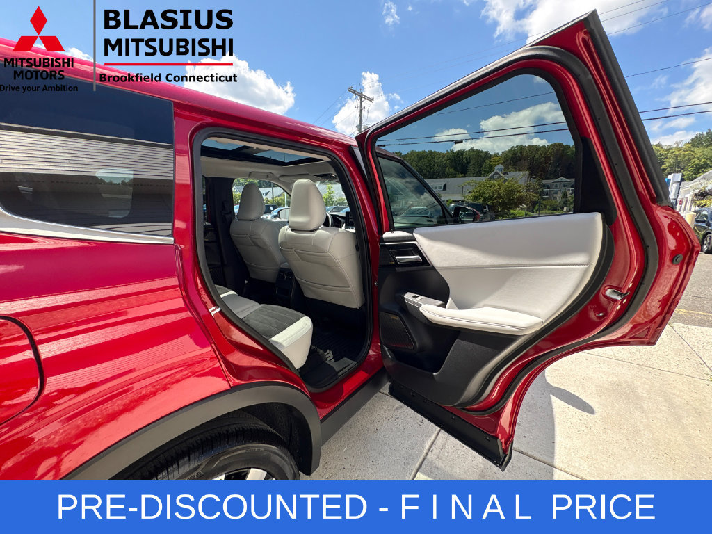 Used 2025 Mitsubishi Outlander SE AWD/4WD image 38