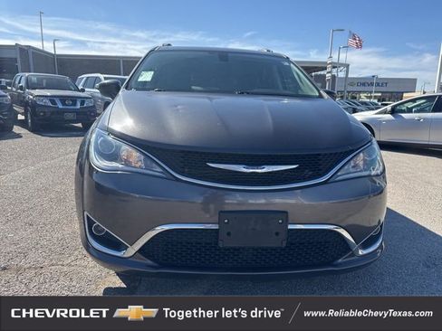 Used 2019 Chrysler Pacifica Touring-L image 2
