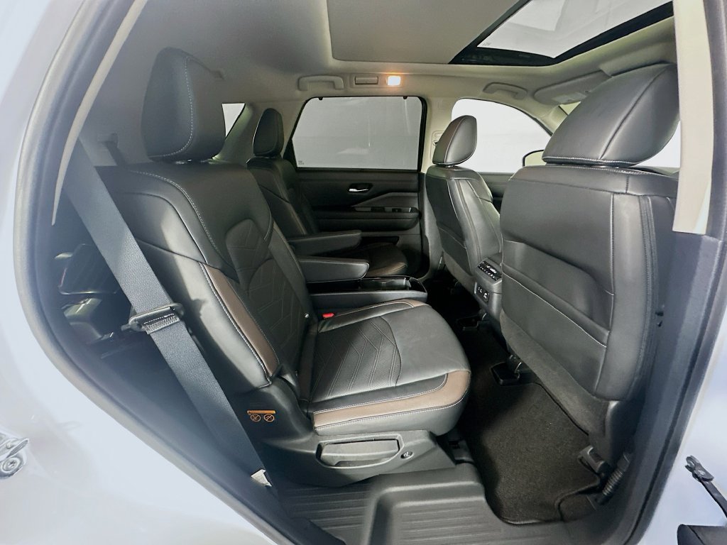 Used 2025 Nissan Pathfinder Platinum FWD image 28