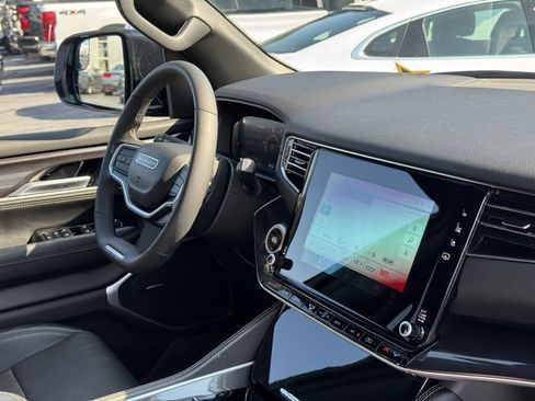 Used 2024 Jeep Wagoneer L Base image 28