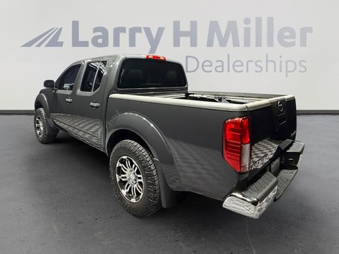 Used 2010 Nissan Frontier SE image 3