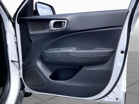 Used 2025 Hyundai Venue SEL FWD image 23