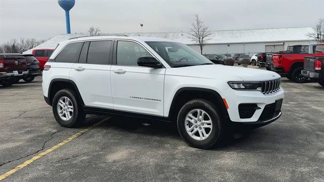 Used 2023 Jeep Grand Cherokee Laredo w/ Luxury Tech Group I AWD/4WD image 2
