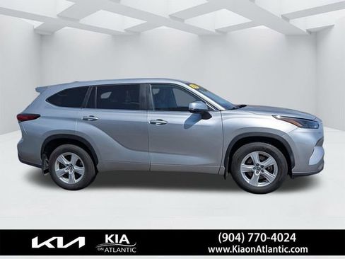 Used 2023 Toyota Highlander L FWD image 2