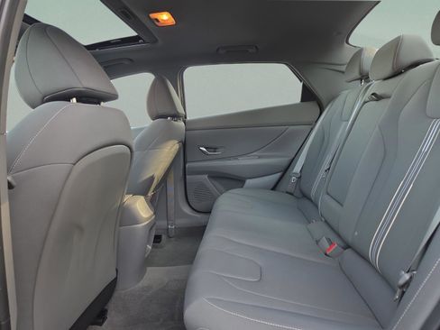 Used 2025 Hyundai Elantra SEL FWD image 31