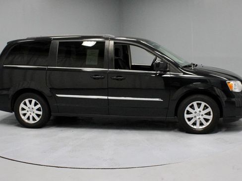 Used 2016 Chrysler Town & Country Touring FWD image 11