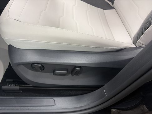 New 2026 Volkswagen Taos SE image 14