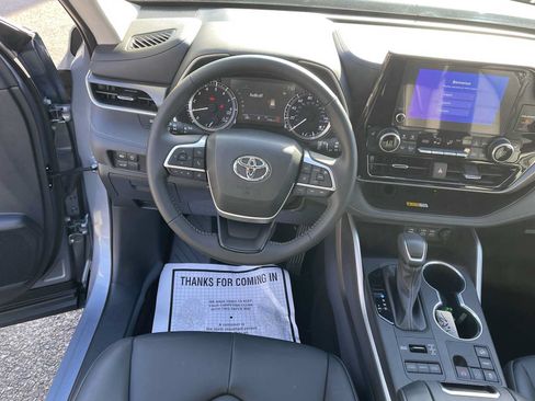 Certified 2024 Toyota Highlander XLE AWD/4WD image 11