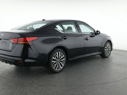 Used 2025 Nissan Altima 2.5 SV image 9