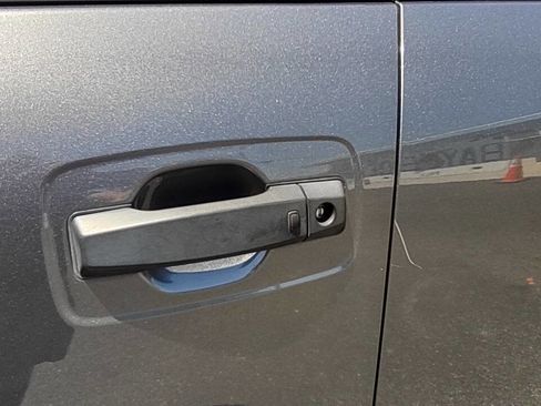 Used 2022 Nissan Titan SV w/ SV Convenience Package image 11