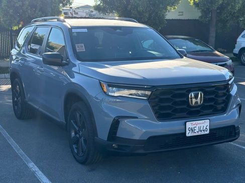 Used 2025 Honda Pilot Sport image 2