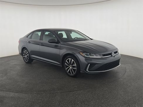 Used 2025 Volkswagen Jetta SE image 1