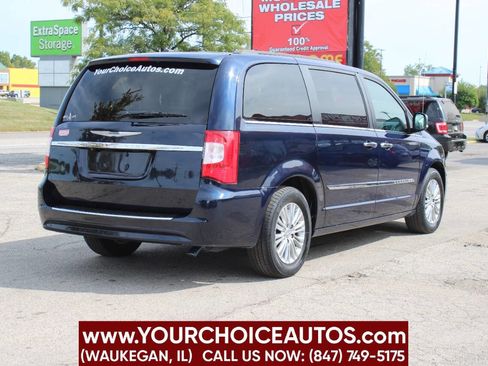 Used 2016 Chrysler Town & Country Touring-L image 5