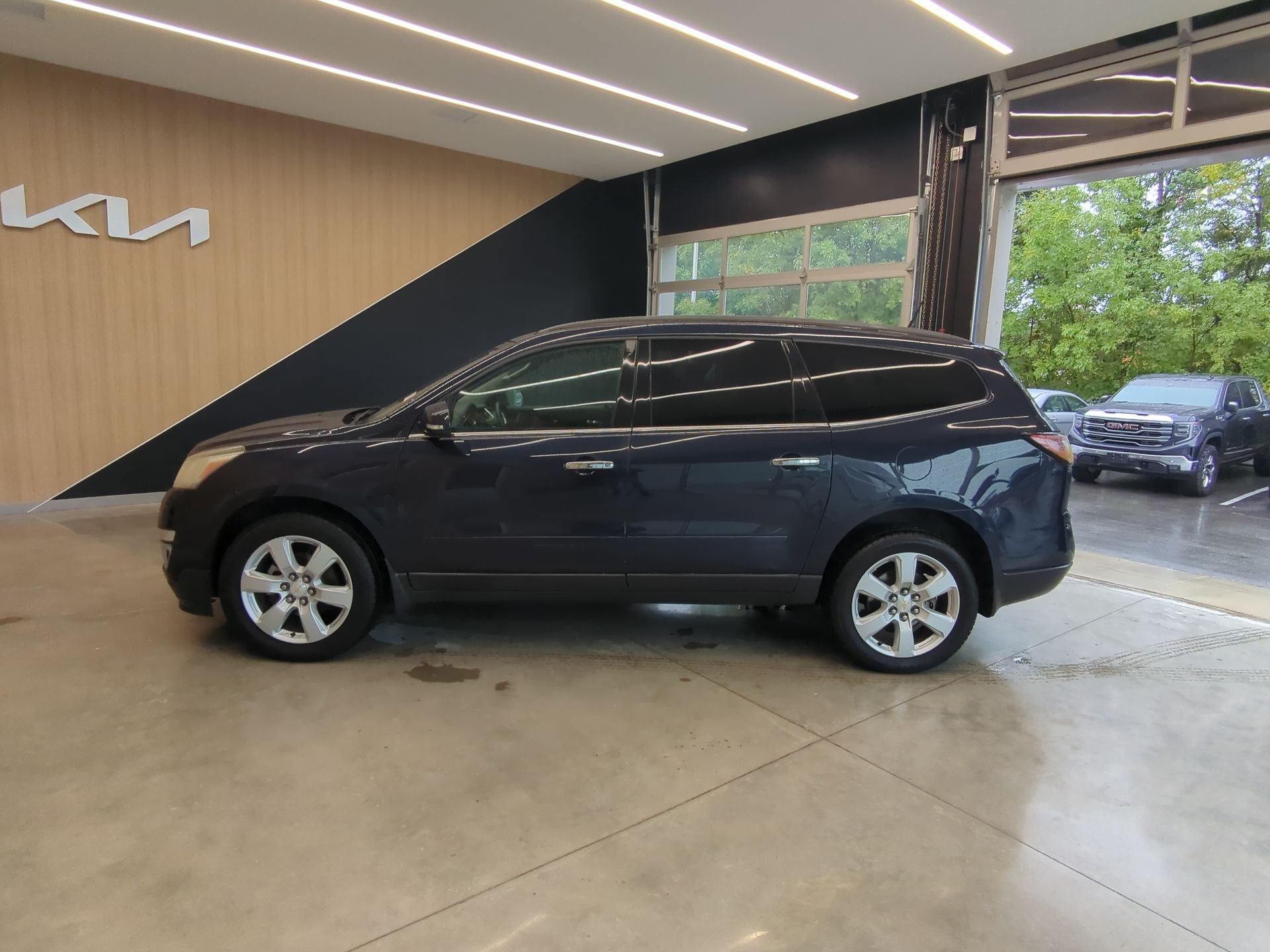 Used 2016 Chevrolet Traverse LT w/ Style and Technology Package FWD image 5