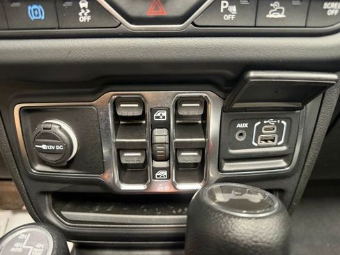 Used 2024 Jeep Wrangler Unlimited Sahara w/ Technology Group AWD/4WD image 30