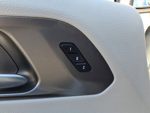 Used 2024 Chrysler Pacifica Touring-L image 11