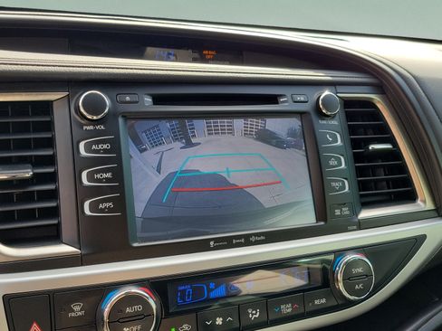 Used 2019 Toyota Highlander SE AWD/4WD image 18