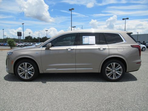 Used 2022 Cadillac XT6 Premium Luxury w/ Technology Package FWD image 4