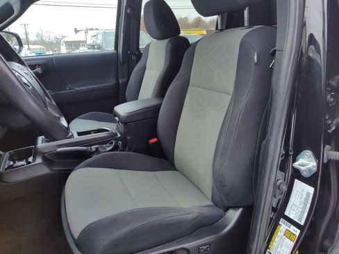 Used 2022 Toyota Tacoma TRD Off-Road image 10