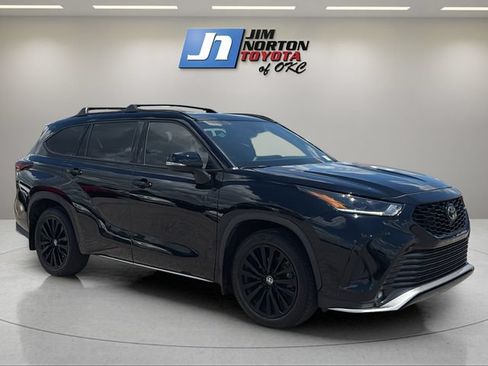 Used 2024 Toyota Highlander XSE FWD image 3