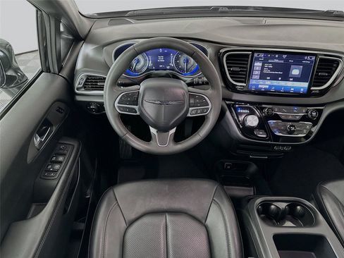 Used 2025 Chrysler Pacifica Select FWD image 2