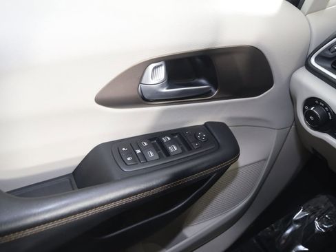 Used 2017 Chrysler Pacifica Touring-L image 29