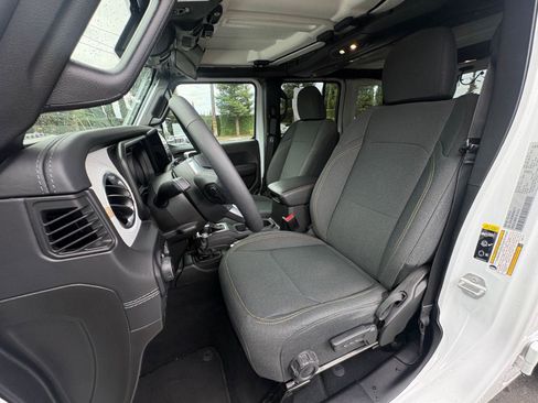 Used 2025 Jeep Wrangler Unlimited Sahara AWD/4WD image 36